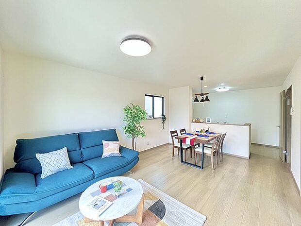 夕食の時間。家族、友人、両親、親戚との会話がより料理を美味しくしてくれる。あっという間に時間が過ぎてしまう居心地の良さは、普段はほっとする空間としてここにあります。 