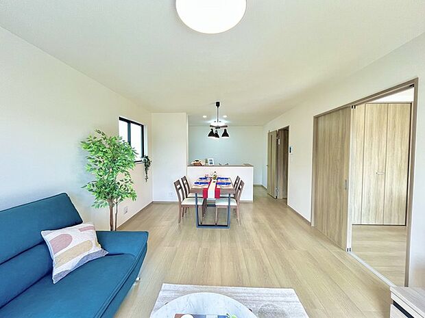 家族団欒のリビング。陽光差し込む食卓には家族の会話とスマイルが溢れます。いつまでもここで食卓を囲みたくなる、そう感じさせてくれるスペース。 