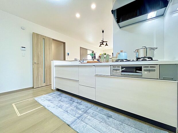 リビングにいる家族の顔が見渡せるカウンターキッチン。お料理もより一層おいしく、楽しく。食器棚を背面に設置しても十分な広さを確保しています。 