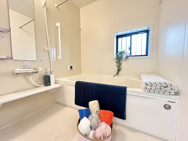 落ち着いた色味の浴室で1日の疲れをゆっくりと癒してください。