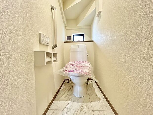 ウォシュレット機能付きのトイレ。換気のしやすい窓付きで、収納もあり実用性も兼ね備えた造り。