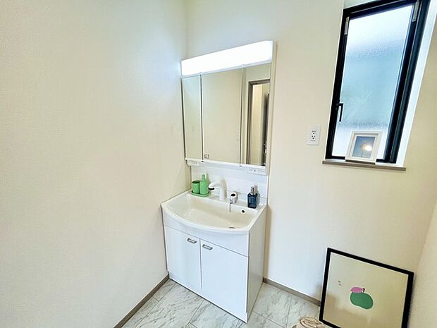 使い勝手の良い洗面台、窓があることで換気もしやすく清潔感のある空間を保てます。 