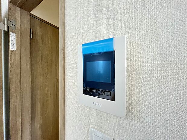 録画機能もあり、どのような人が何時に来訪されたのかが分かります。防犯上はもちろん、お届け物などの把握にも便利です。ライトが付いているので、夜間でも安心です。  