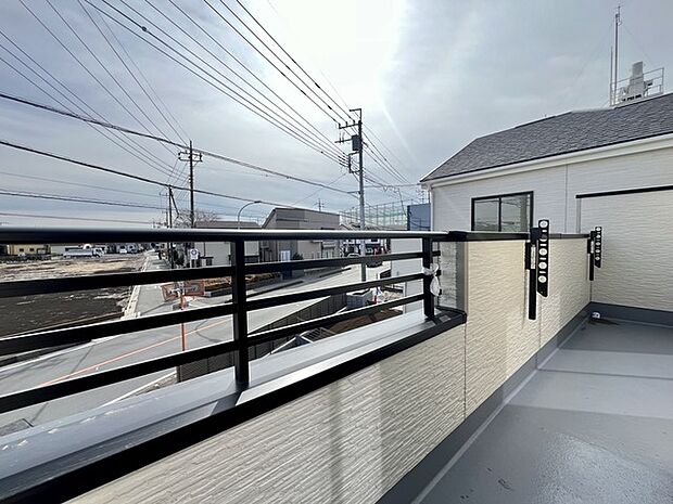 南側のお部屋から出入りできる、奥行きのあるワイドバルコニー。心地よい陽射しと暖かな風を楽しむことが出来ます。