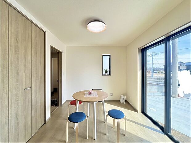 今からここを誰のお部屋にしようか、そんな洋室。大きさは5.25帖です。