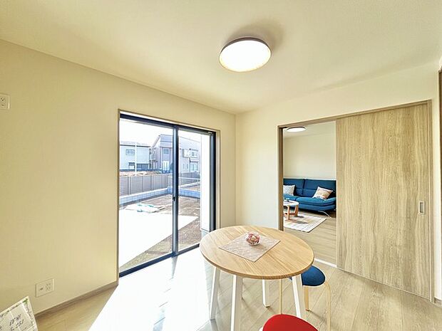 扉を開放するとLDKと洋室を一体利用できる空間!扉を閉めると独立した空間としても活用できます。