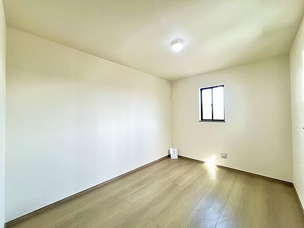 どんな家具にでも相性が良い清潔感ある白色調のクロスを採用。主張しすぎない配色、耐久性にも優れた床材は日々のメンテナンスも楽に、快適に過ごして頂けるよう考えられています。