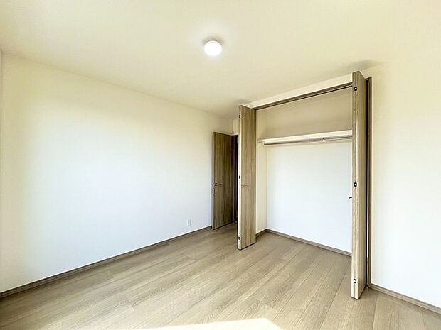 広々収納で、仕事着、普段着をまとめて収納できます。