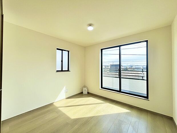 今からここを誰のお部屋にしようか、そんな洋室。大きさは7帖です。 