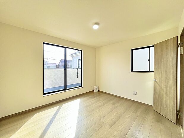 大きな開口部から明るい光が差し込む、日中の室内の明るさがこの部屋の魅力です。