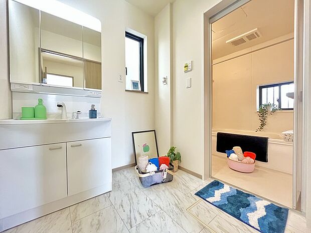 ゆとりの洗面スペースで朝の身支度もスムーズに行えます。