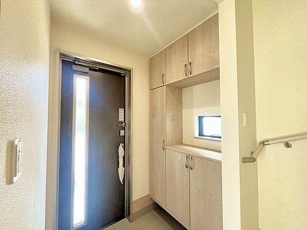 玄関はおうちの顔とも呼ばれる重要な場所!明るくスッキリと見える空間で住まう人を見送り、出迎えてくれます。