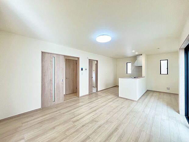 家族団欒のリビング。陽光差し込む食卓には家族の会話とスマイルが溢れます。いつまでもここで食卓を囲みたくなる、そう感じさせてくれるスペース。