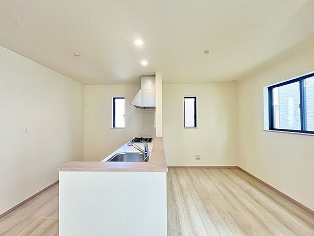 家族が一番集まる場所だから広々としつつも素敵な空間であって欲しい。皆がくつろぐリビングからキッチンまでが一つに繋がる空間。