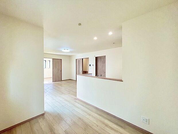 家族団欒のリビング。陽光差し込む食卓には家族の会話とスマイルが溢れます。いつまでもここで食卓を囲みたくなる、そう感じさせてくれるスペース。