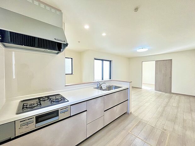 キッチンはオープンカフェスタイルだからリビングとの一体感はバッチリ。毎日のお料理時間も楽しくなりそうです。