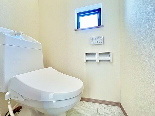 ウォシュレット機能付きのトイレ。換気のしやすい窓付きで、収納もあり実用性も兼ね備えた造り。