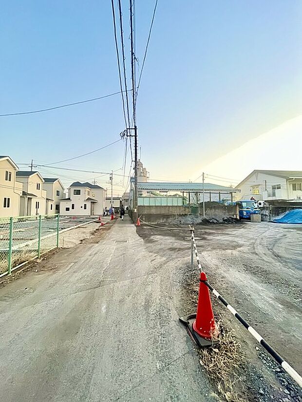 6m幅員の道路に面しておりお車の運転が苦手な方でも安心して出入りいただけます。