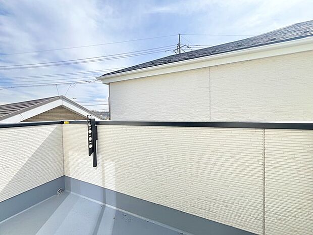 南側のお部屋から出入りできる、奥行きのあるワイドバルコニー。心地よい陽射しと暖かな風を楽しむことが出来ます。