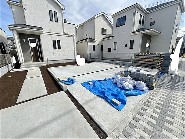 セカンドカーや来客時にも便利なカースペース3台分ございます。