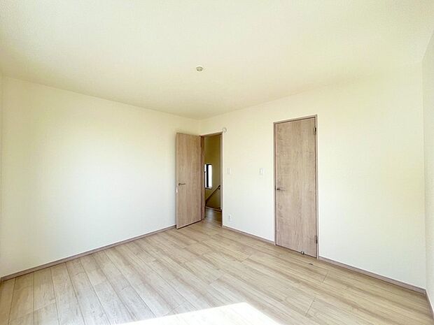 今からここを誰のお部屋にしようか、そんな洋室。大きさは7帖です。