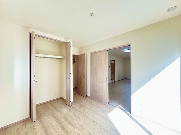 扉を開放するとLDKと洋室を一体利用できる空間!扉を閉めると独立した空間としても活用できます。