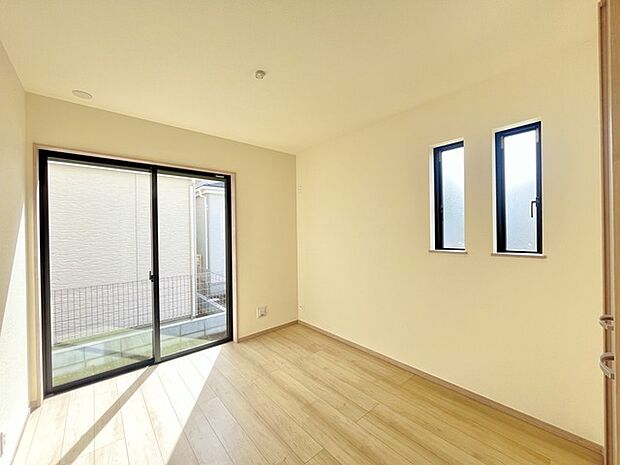 どんな家具にでも相性が良い清潔感ある白色調のクロスを採用。主張しすぎない配色、耐久性にも優れた床材は日々のメンテナンスも楽に、快適に過ごして頂けるよう考えられています。