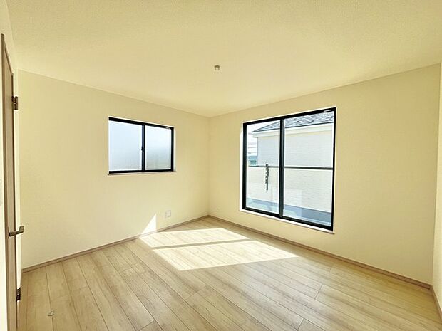 どんな家具にでも相性が良い清潔感ある白色調のクロスを採用。主張しすぎない配色、耐久性にも優れた床材は日々のメンテナンスも楽に、快適に過ごして頂けるよう考えられています。