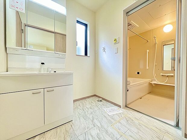 使い勝手の良い洗面台、窓があることで換気もしやすく清潔感のある空間を保てます。