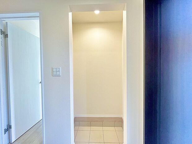 土間収納付きでベビーカーやゴルフバック、お子様のおもちゃもスッキリ収納できます。