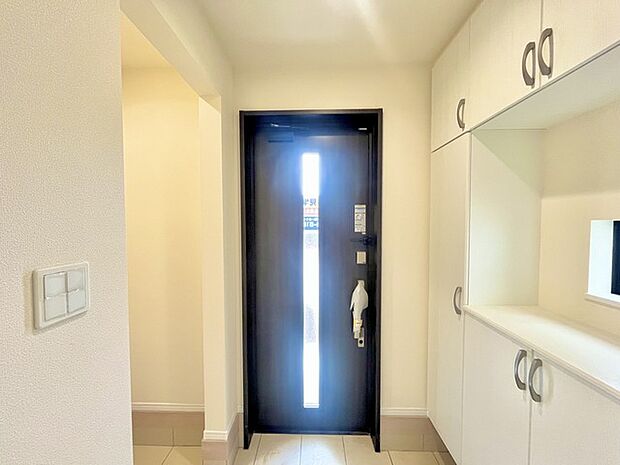 明るく開放的な玄関、靴の脱ぎ履きもしやすく、収納も豊富でご家族皆様の靴をスッキリ収納できます。