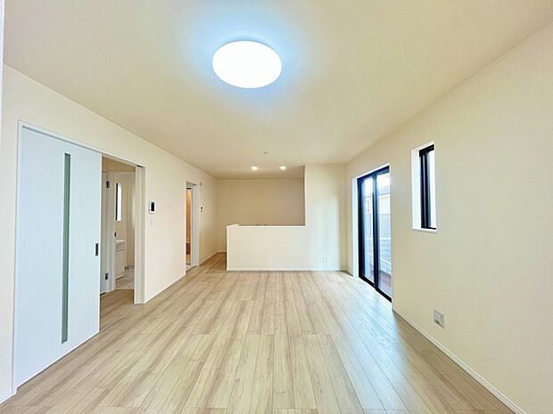 家族や友人、両親、親戚とこれから沢山の時間を紡ぐのだろう。そこを彩るのは窓から見える青い空、心地よい緑。そんなイメージが膨らむリビングスペース。