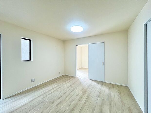 家族団欒のリビング。陽光差し込む食卓には家族の会話とスマイルが溢れます。いつまでもここで食卓を囲みたくなる、そう感じさせてくれるスペース。