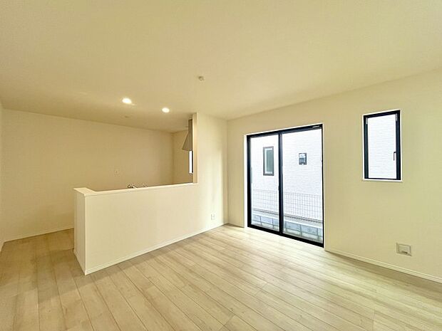 家族や友人、両親、親戚とこれから沢山の時間を紡ぐのだろう。そこを彩るのは窓から見える青い空、心地よい緑。そんなイメージが膨らむリビングスペース。