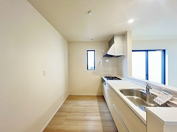 リビングにいる家族の顔が見渡せるカウンターキッチン。お料理もより一層おいしく、楽しく。食器棚を背面に設置しても十分な広さを確保しています。