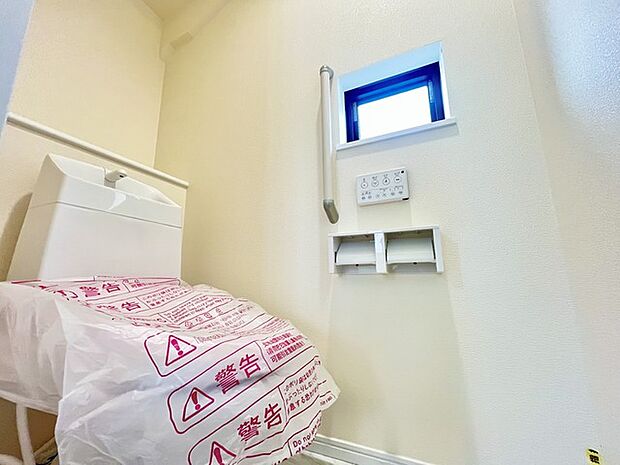 ウォシュレット機能付きのトイレ。換気のしやすい窓付きで、収納もあり実用性も兼ね備えた造り。