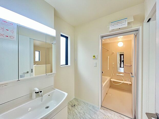 使い勝手の良い洗面台、窓があることで換気もしやすく清潔感のある空間を保てます。