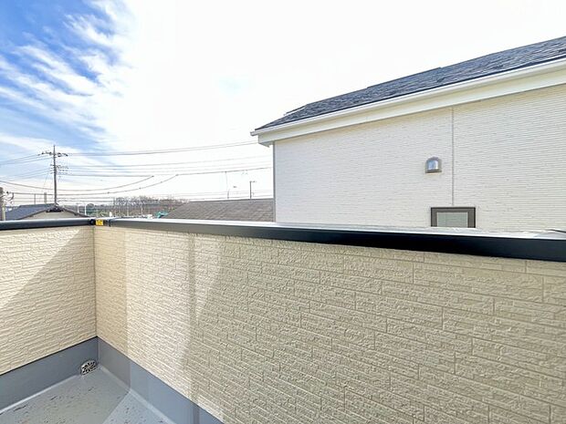 陽ざしが差込む明るいバルコニー。奥行きのあるバルコニーはお洗濯時に助かります。