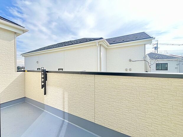 南側のお部屋から出入りできる、奥行きのあるワイドバルコニー。心地よい陽射しと暖かな風を楽しむことが出来ます。