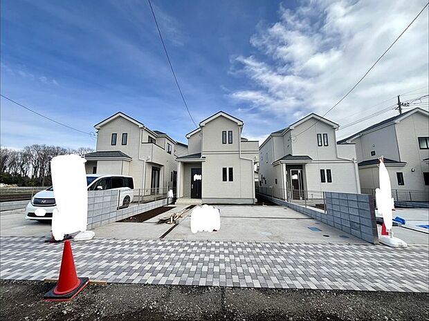 セカンドカーや来客時にも便利なカースペース3台分ございます。