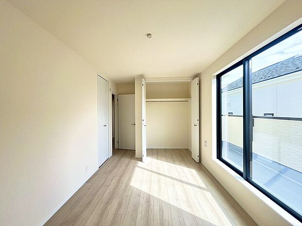 大きな開口部から明るい光が差し込む、日中の室内の明るさがこの部屋の魅力です。