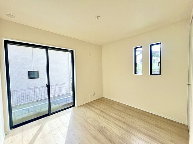 どんな家具にでも相性が良い清潔感ある白色調のクロスを採用。主張しすぎない配色、耐久性にも優れた床材は日々のメンテナンスも楽に、快適に過ごして頂けるよう考えられています。