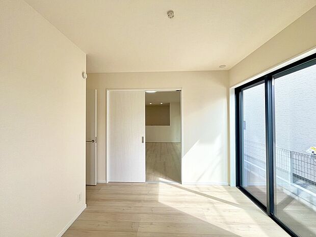 扉を開放するとLDKと洋室を一体利用できる空間!扉を閉めると独立した空間としても活用できます。