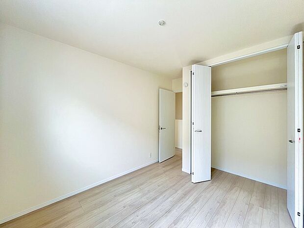 広々収納で、仕事着、普段着をまとめて収納できます。