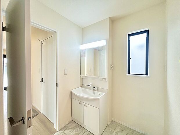 ゆとりの洗面スペースで朝の身支度もスムーズに行えます。