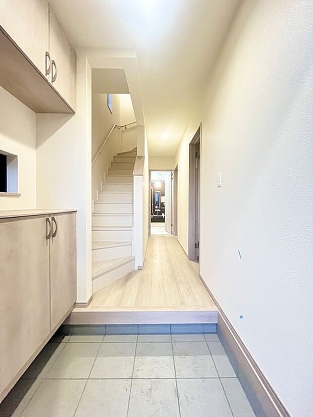 お宅の顔となる明るく開放的な玄関。ご家族皆様様の靴を収納できるスペースと全身鏡があり、お出掛け前に身だしなみチェックもできます。 