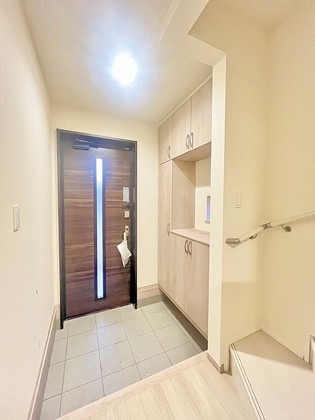 明るく開放的な玄関、靴の脱ぎ履きもしやすく、収納も豊富でご家族皆様の靴をスッキリ収納できます。