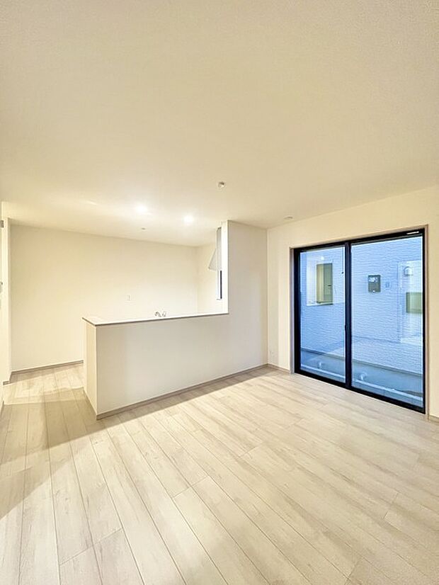 家族や友人、両親、親戚とこれから沢山の時間を紡ぐのだろう。そこを彩るのは窓から見える青い空、心地よい緑。そんなイメージが膨らむリビングスペース。 