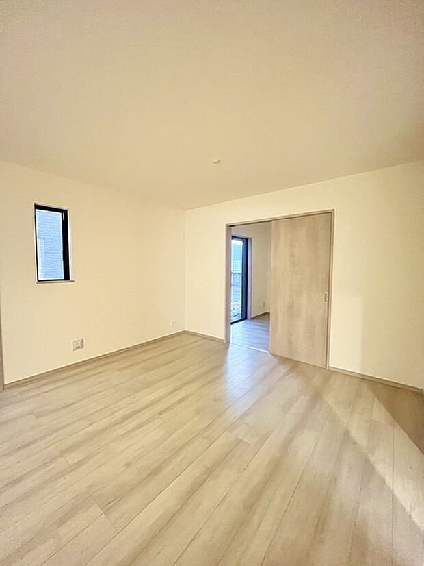 家族の集うリビングには色々な方向から光が差し込む設計に。家族のコミュニケーションが弾むスポットだから明るい雰囲気であってほしい。