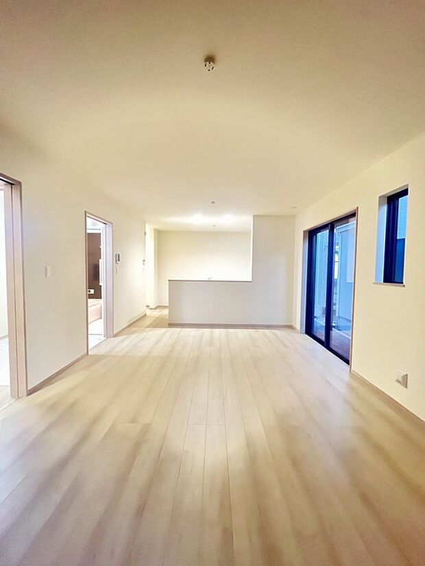 家族や友人、両親、親戚とこれから沢山の時間を紡ぐのだろう。そこを彩るのは窓から見える青い空、心地よい緑。そんなイメージが膨らむリビングスペース。